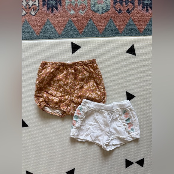H&M|Baby girl set of shorts,ditsy Floral in brown & white floral embroidery••• - Picture 1 of 9